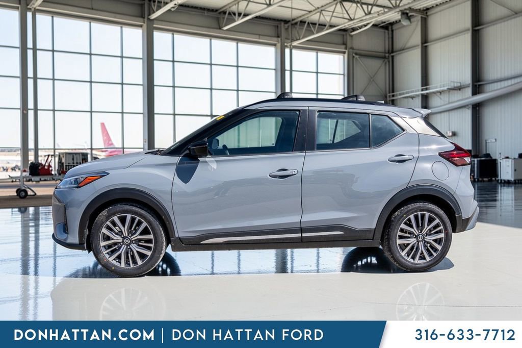 Used 2021 Nissan Kicks SR w/ SR Premium Package image 2