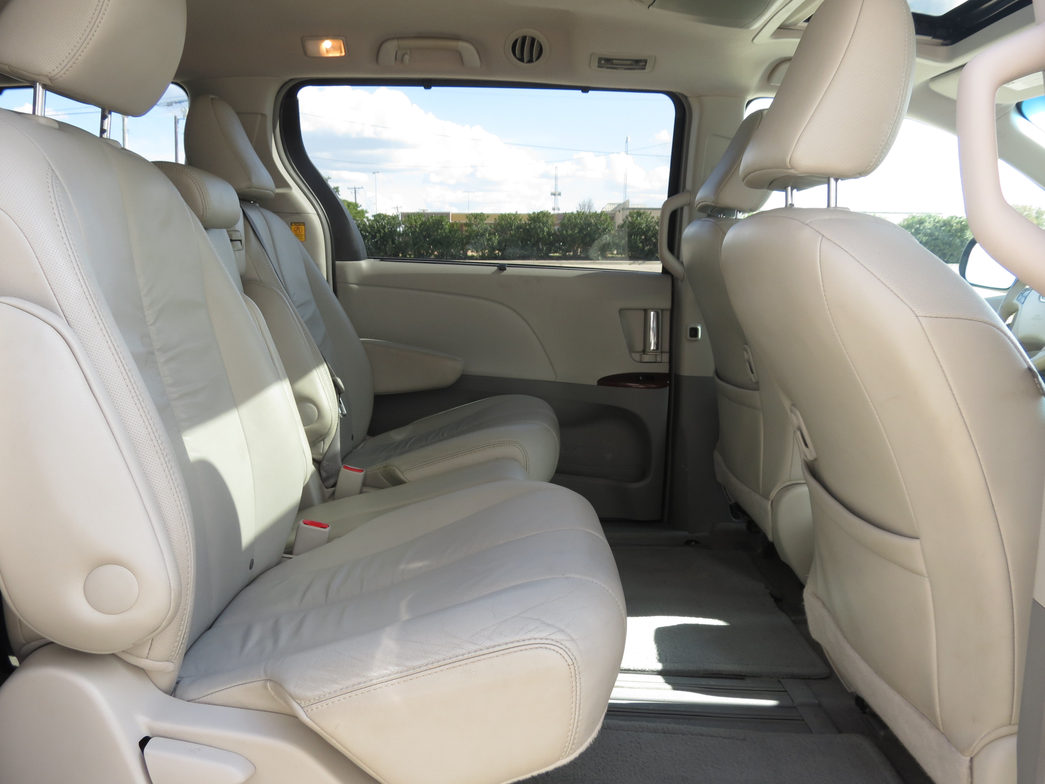 Used 2011 Toyota Sienna XLE FWD image 31