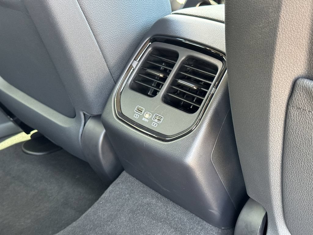 New 2025 VinFast VF 8 Eco AWD/4WD image 17