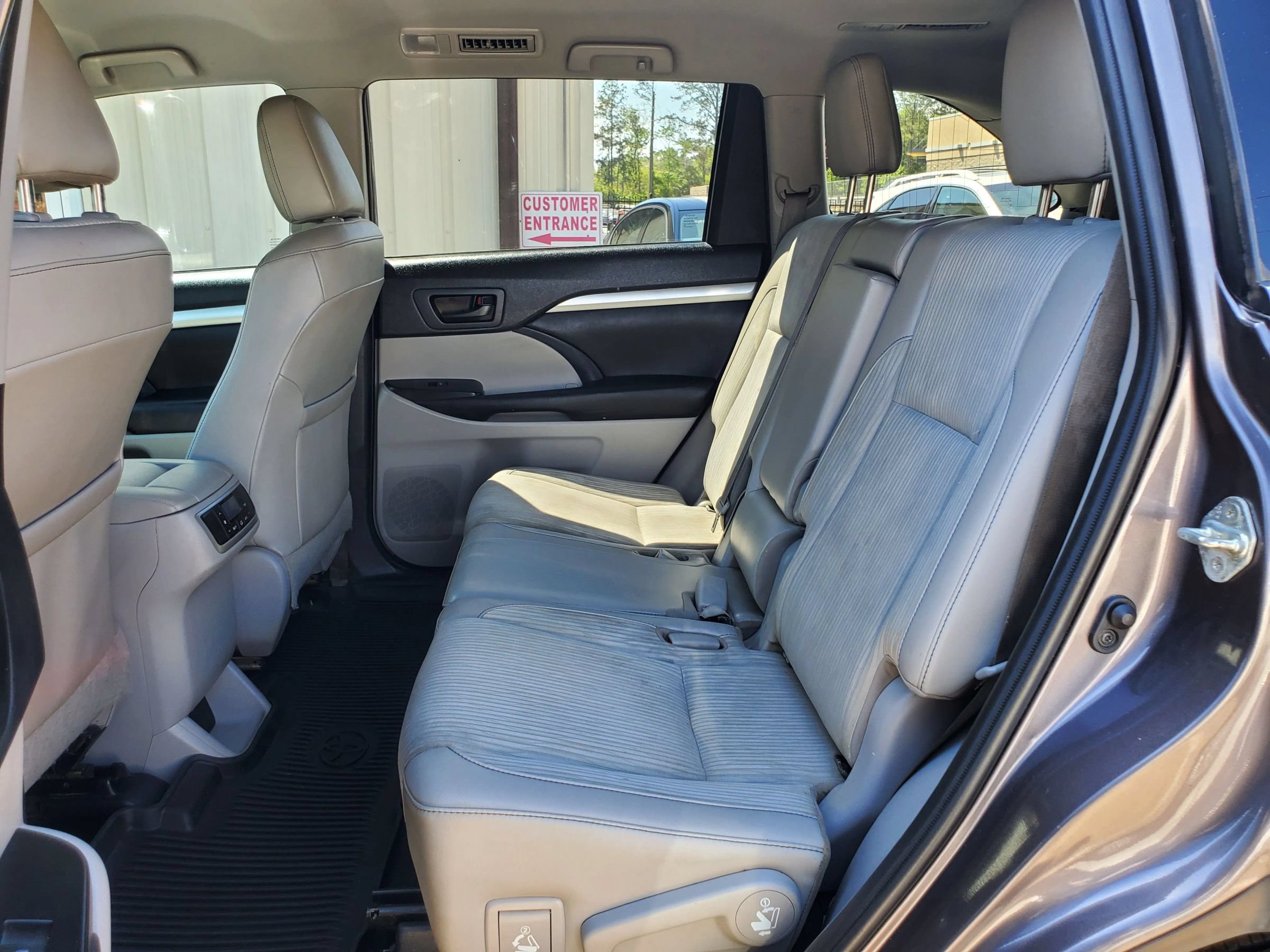 Used 2019 Toyota Highlander Plus FWD image 31