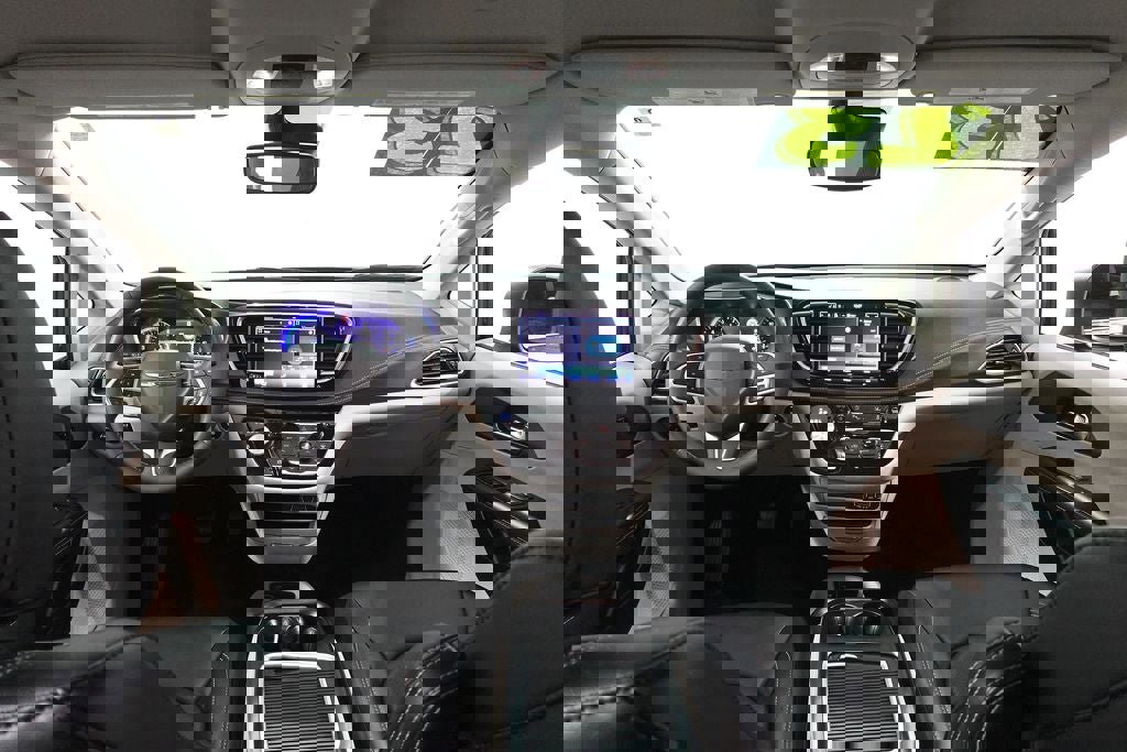 Used 2023 Chrysler Pacifica Touring-L image 7