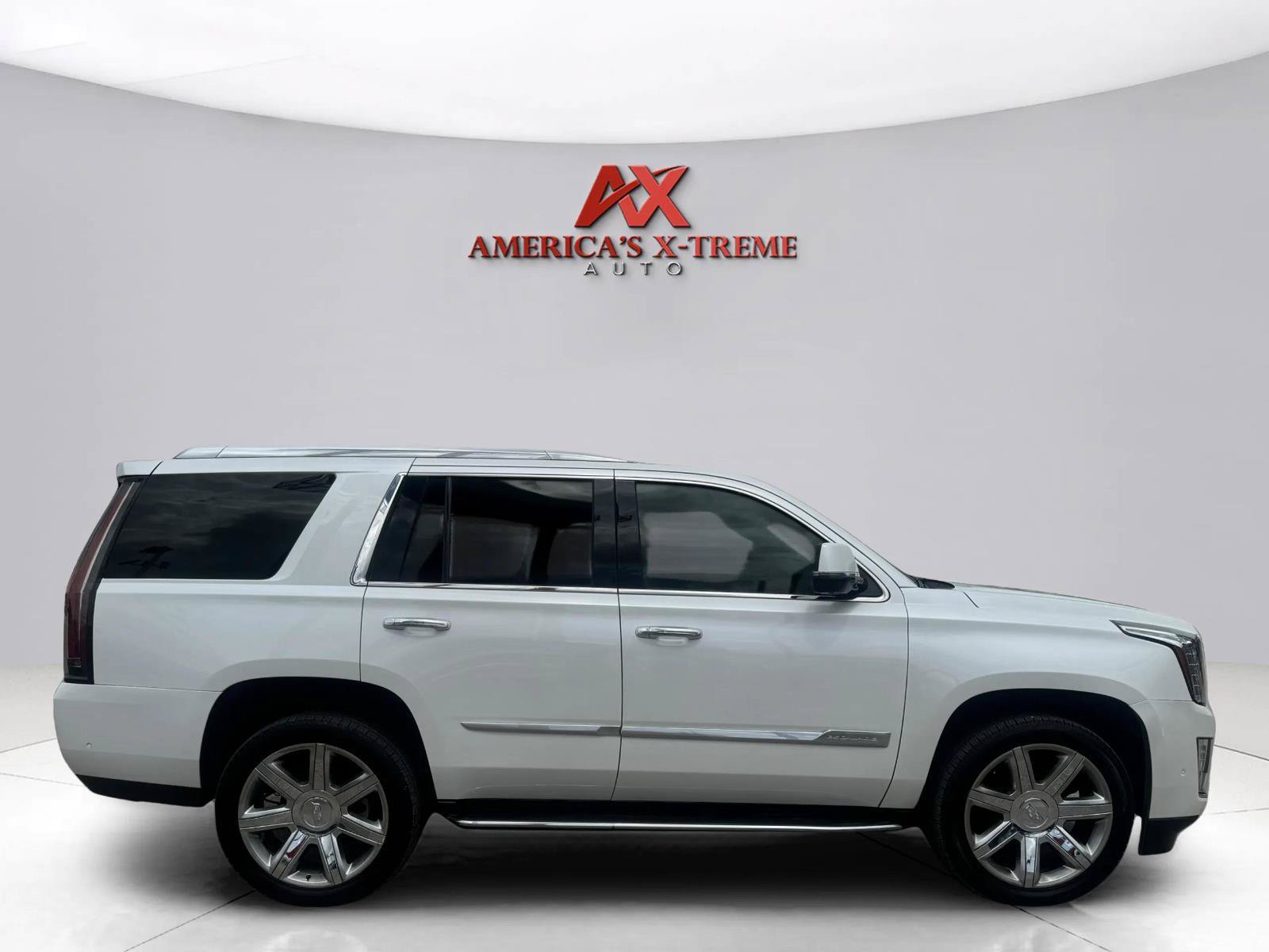 Used 2020 Cadillac Escalade Premium Luxury AWD/4WD image 7