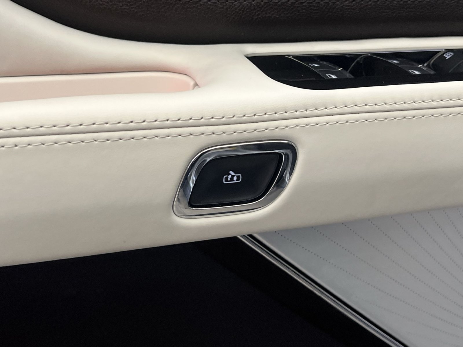 Used 2023 Lincoln Aviator Black Label AWD/4WD image 38