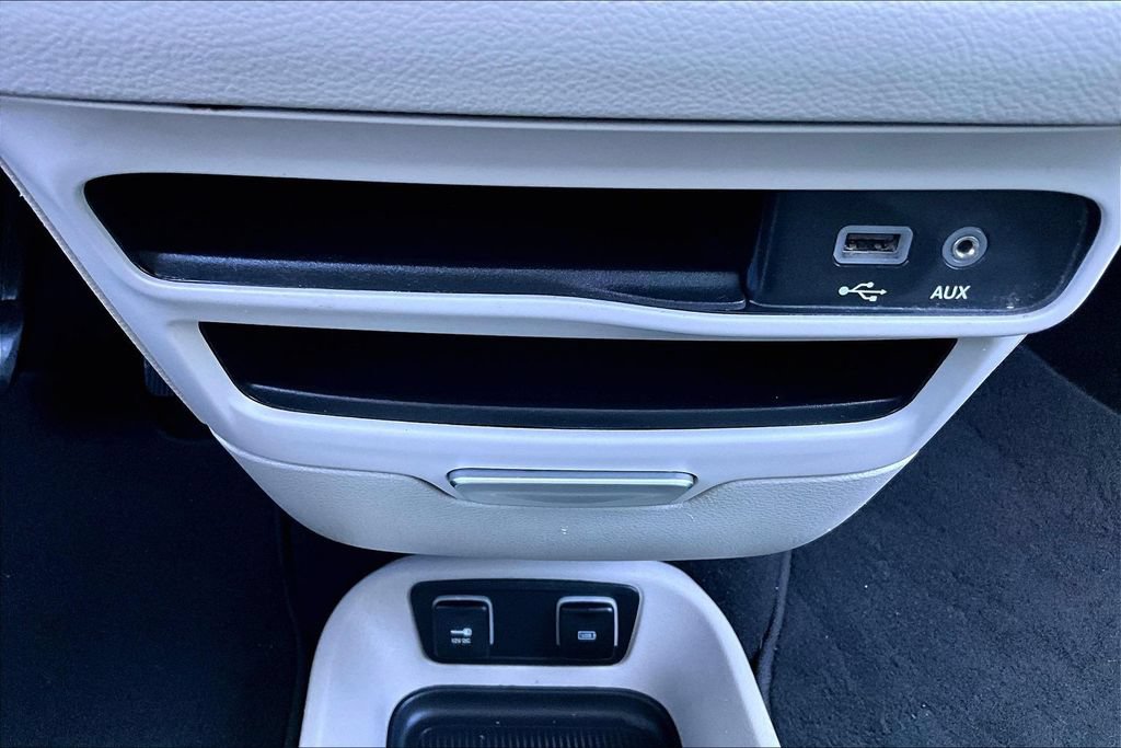 Used 2018 Chrysler Pacifica Touring Plus w/ Tire & Wheel Group FWD image 12