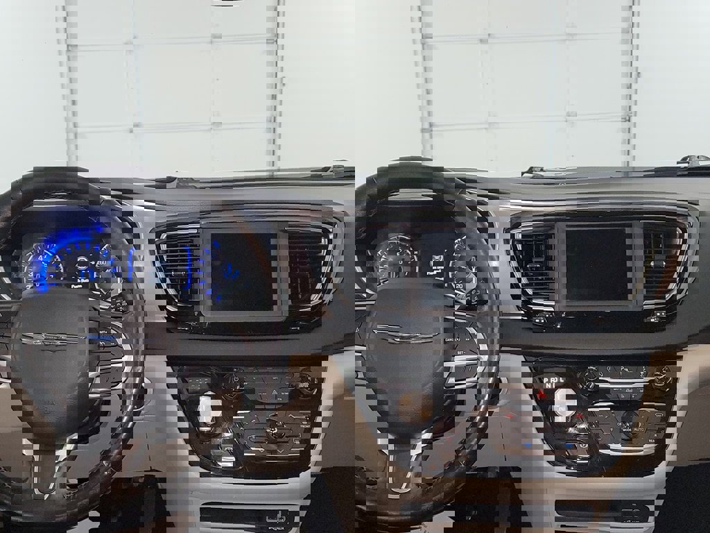 Used 2020 Chrysler Pacifica Touring-L image 16