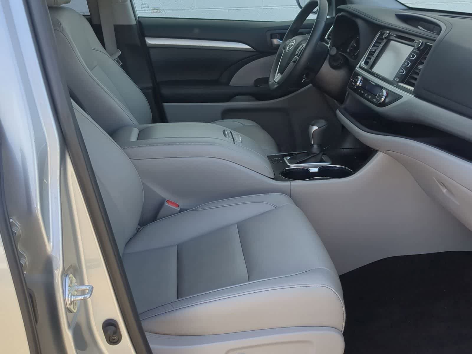 Used 2019 Toyota Highlander XLE AWD/4WD image 21