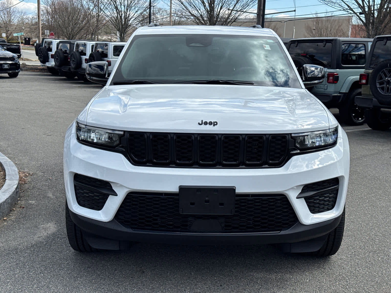 Used 2025 Jeep Grand Cherokee Altitude AWD/4WD image 36