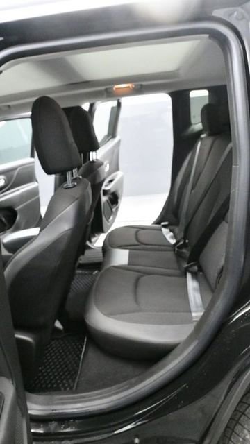 Used 2020 Jeep Renegade Altitude AWD/4WD image 16