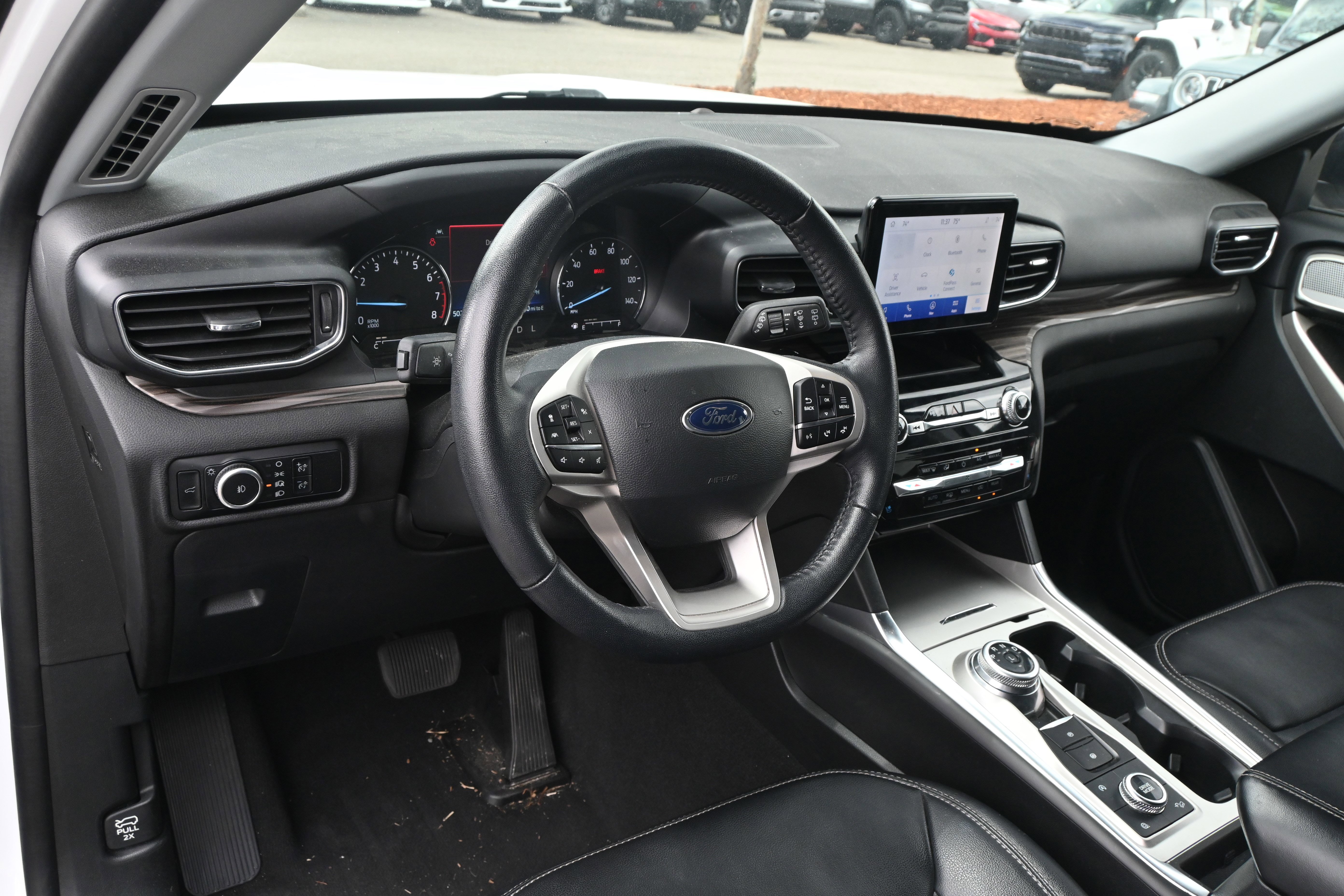 Used 2023 Ford Explorer Limited w/ Equipment Group 301A AWD/4WD image 11