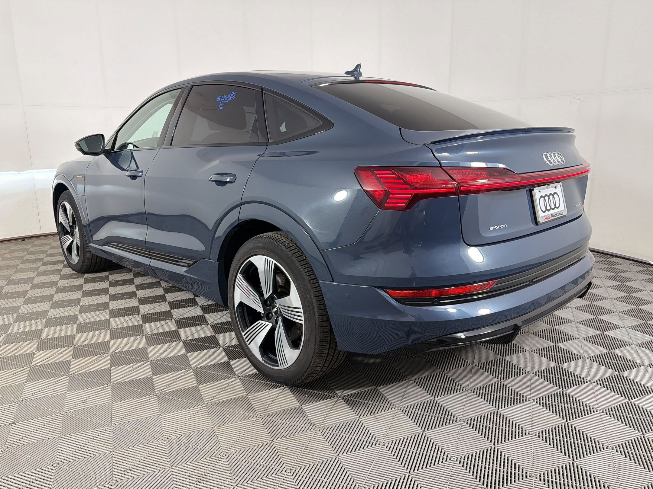 Used 2021 Audi e-tron Prestige w/ Prestige Package image 3