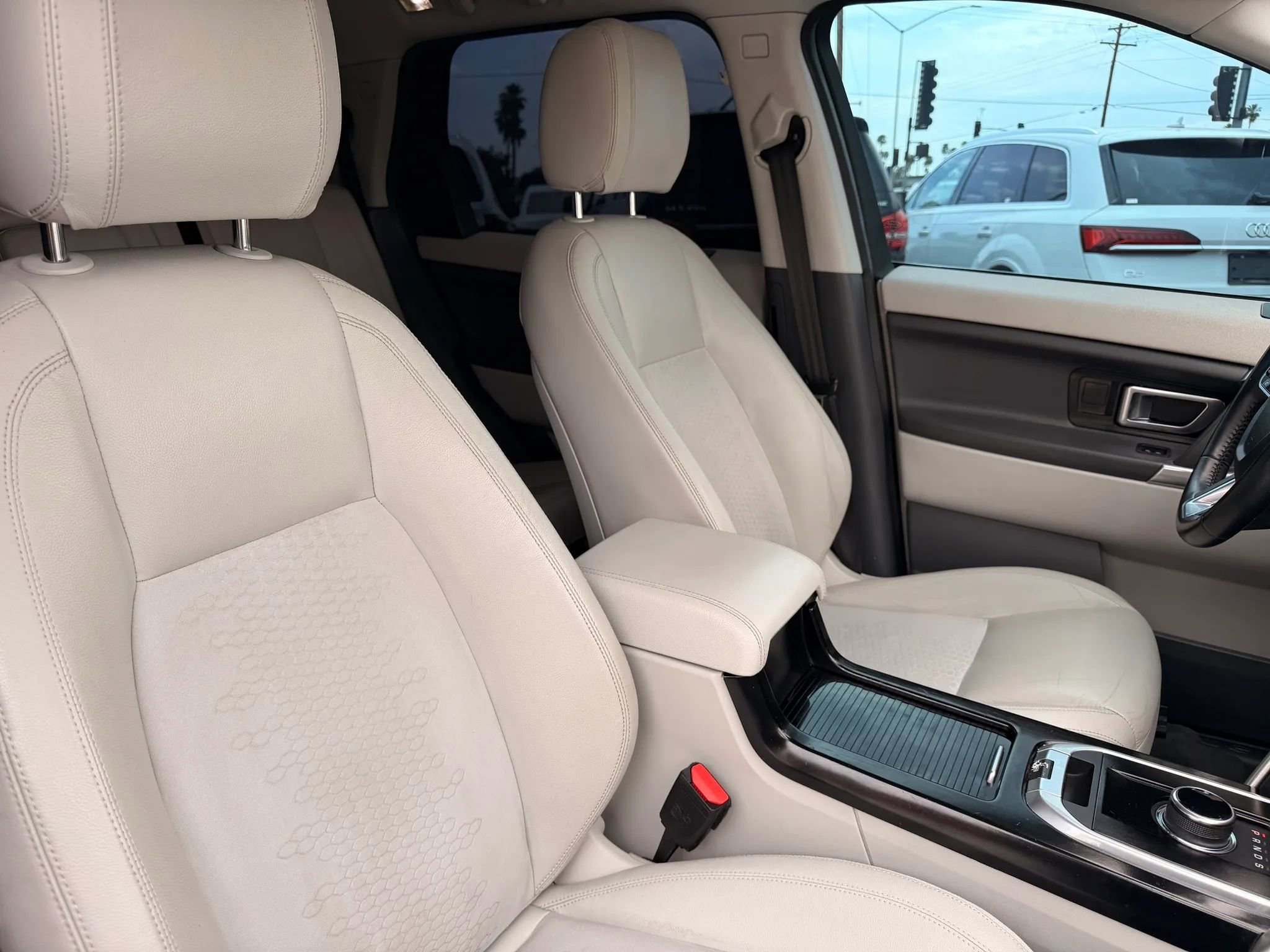 Used 2017 Land Rover Discovery Sport SE image 27