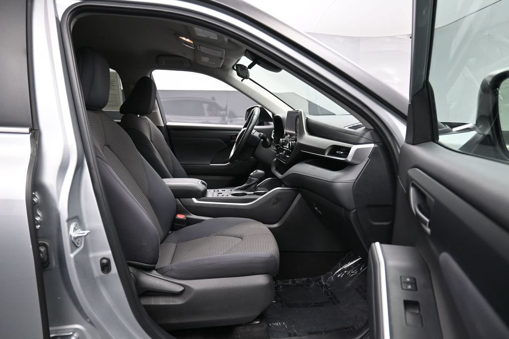 Used 2024 Toyota Highlander LE AWD/4WD image 28