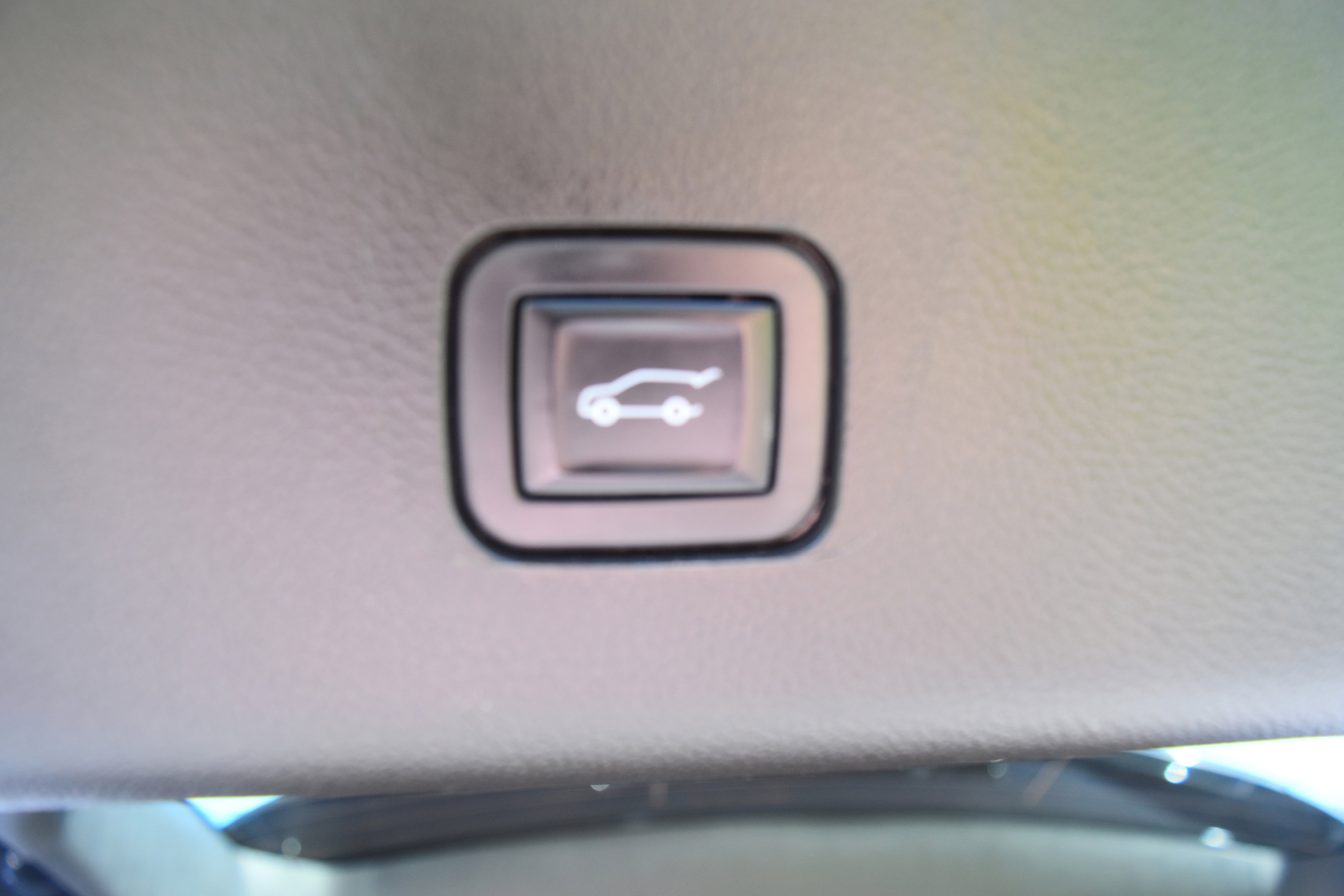Used 2023 Chevrolet Traverse LT w/ Rear Camera Mirror Package image 12