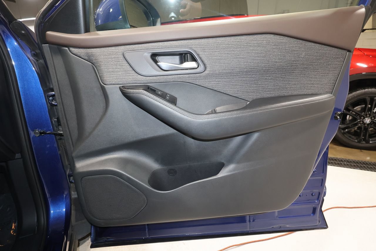 Used 2023 Nissan Rogue SV image 18