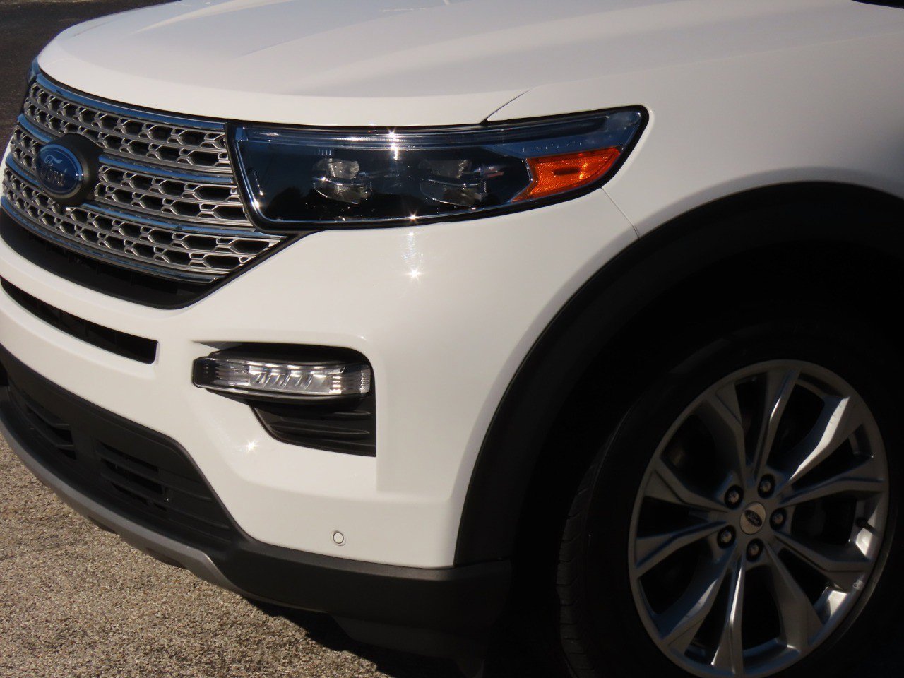 Certified 2023 Ford Explorer Limited w/ Equipment Group 301A image 3