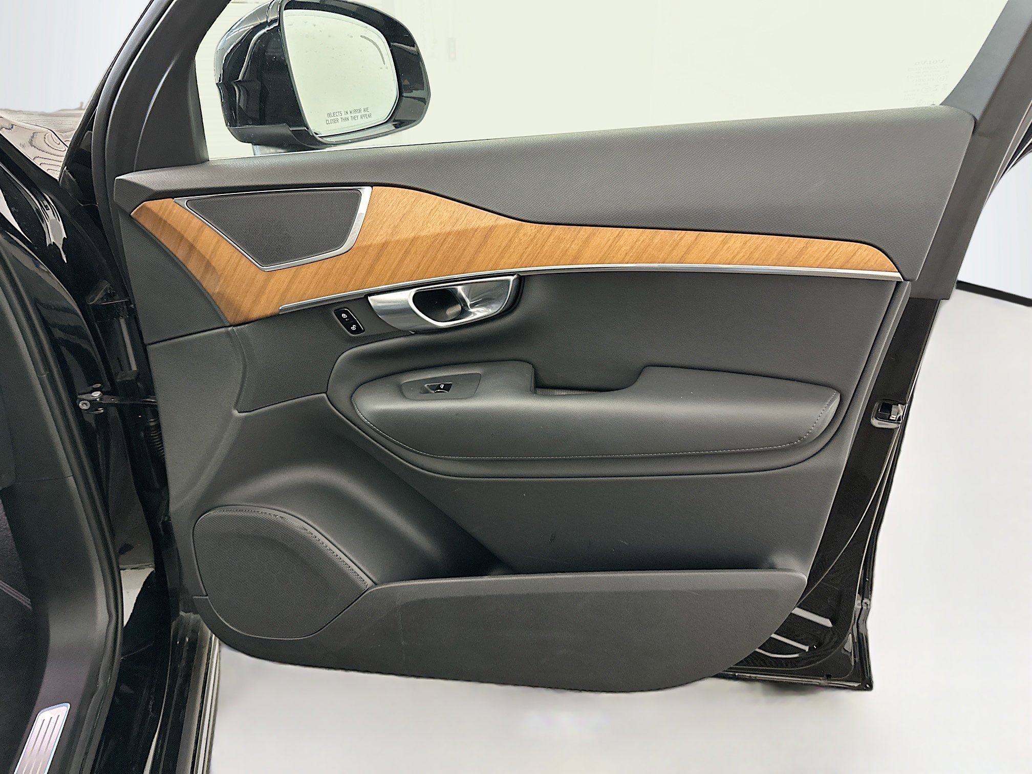 Used 2025 Volvo XC90 B6 Plus image 36