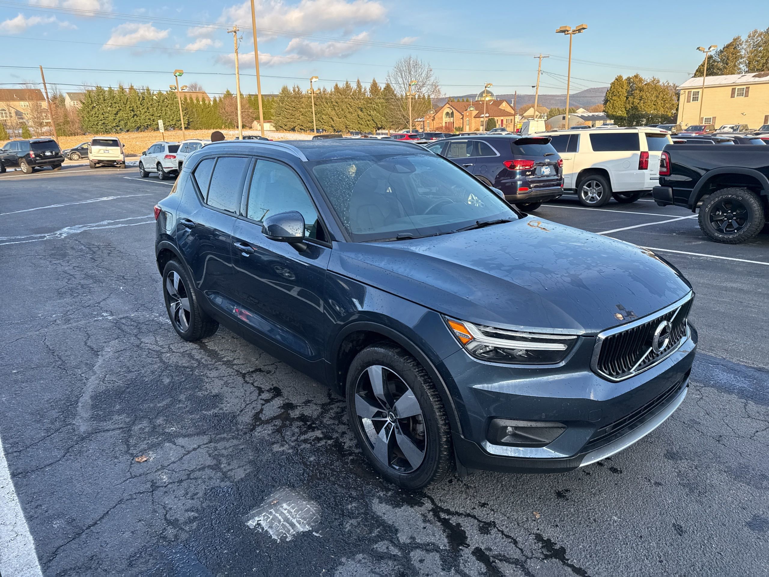 Used 2021 Volvo XC40 T5 Momentum w/ Premium Package image 8