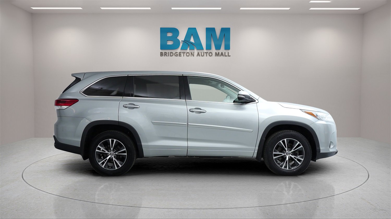 Used 2018 Toyota Highlander LE image 3
