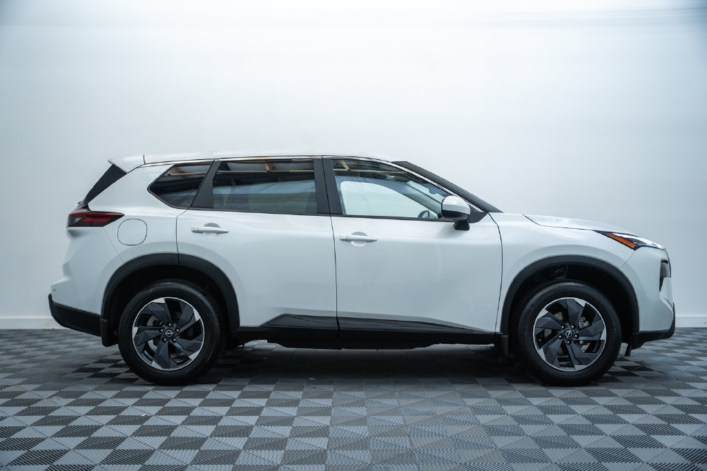 Used 2025 Nissan Rogue SV AWD/4WD image 4