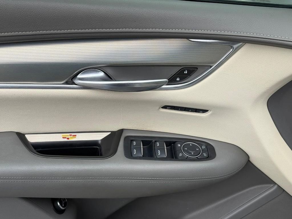 Used 2017 Cadillac XT5 Luxury w/ Driver Awareness Package FWD image 16