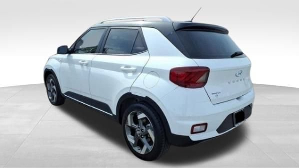 Used 2024 Hyundai Venue Limited FWD image 4
