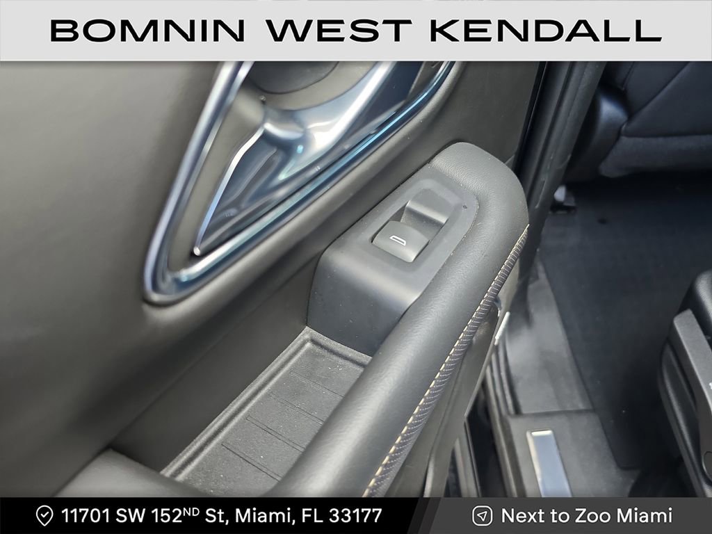 Used 2023 GMC Yukon XL SLT image 9