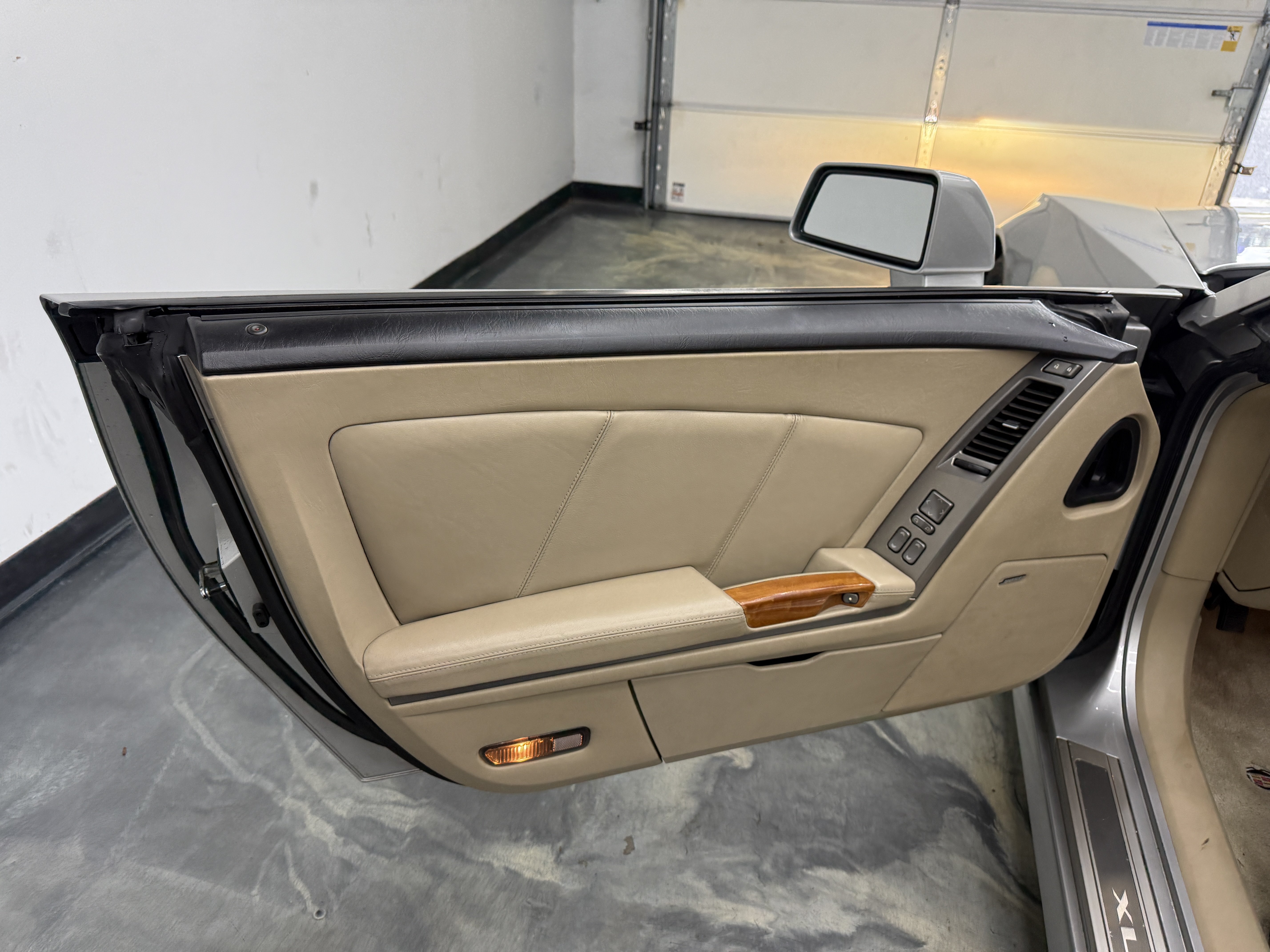 Used 2008 Cadillac XLR RWD image 9