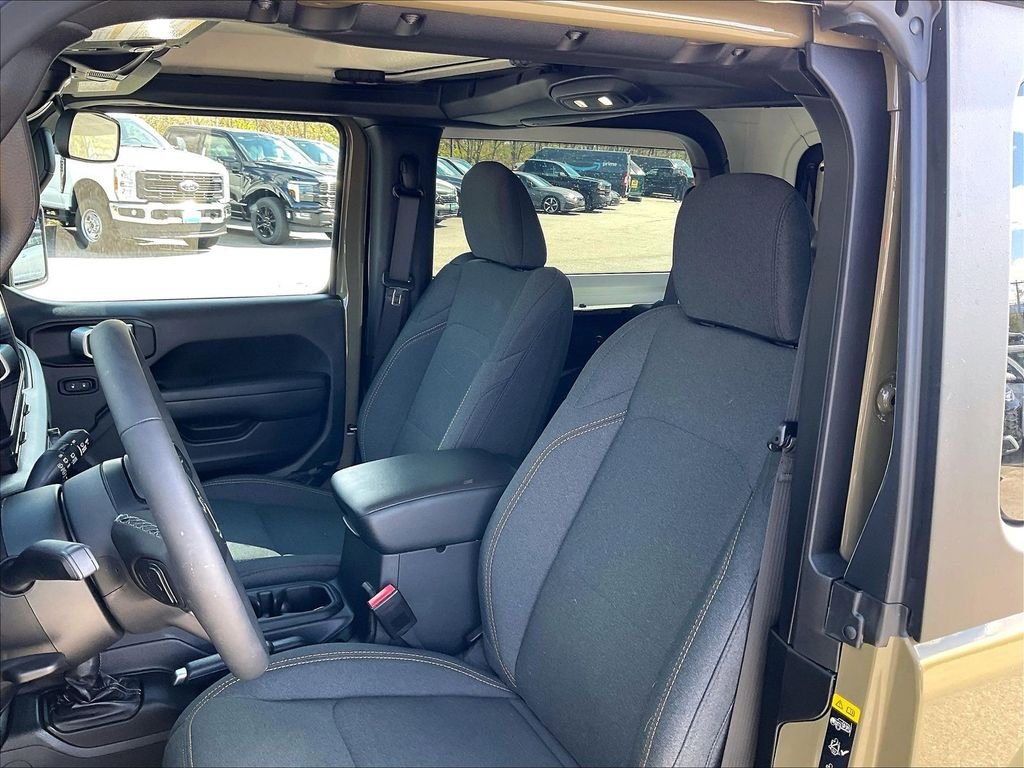 Used 2025 Jeep Wrangler Sport AWD/4WD image 9