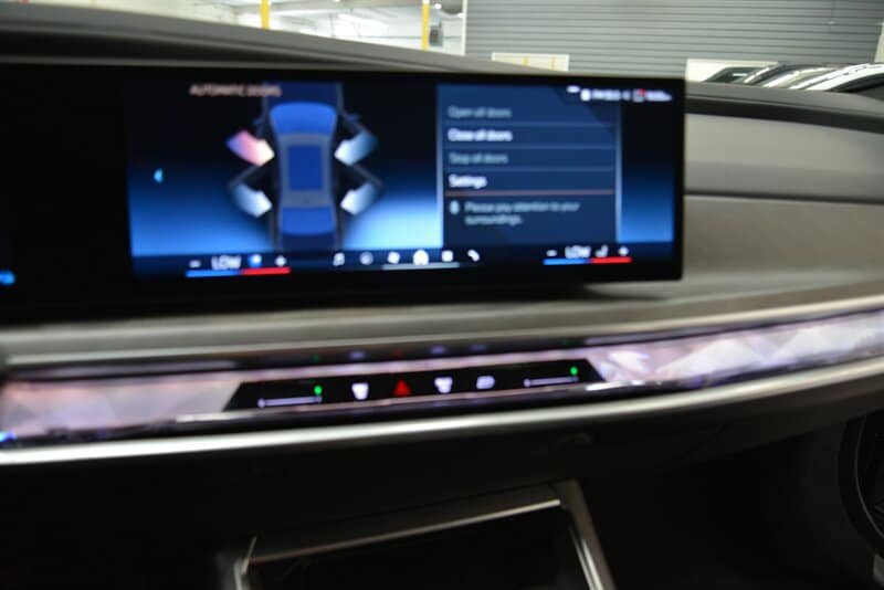 Used 2025 BMW 750e xDrive w/ Executive Package AWD/4WD image 37