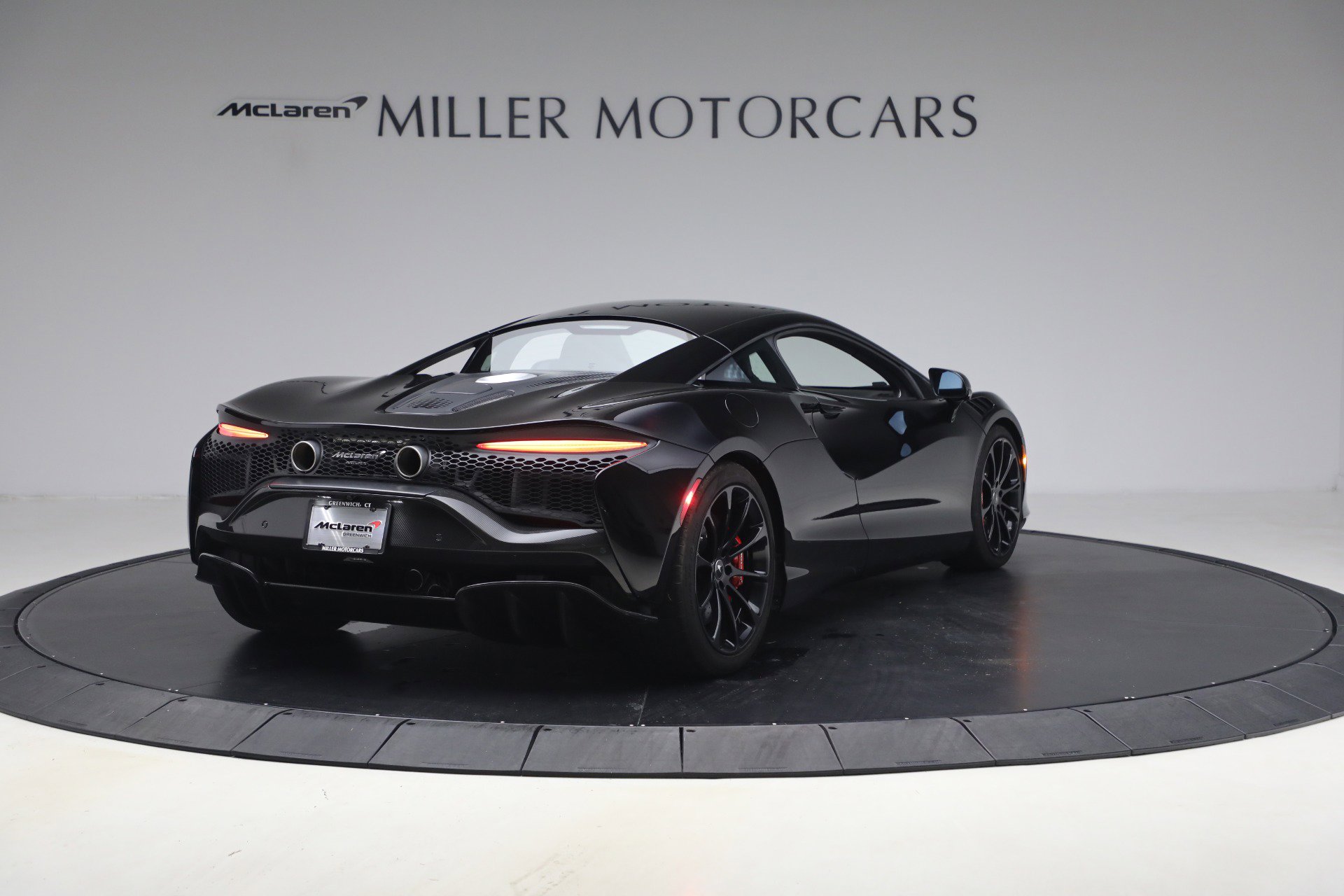 Used 2024 McLaren Artura RWD image 7