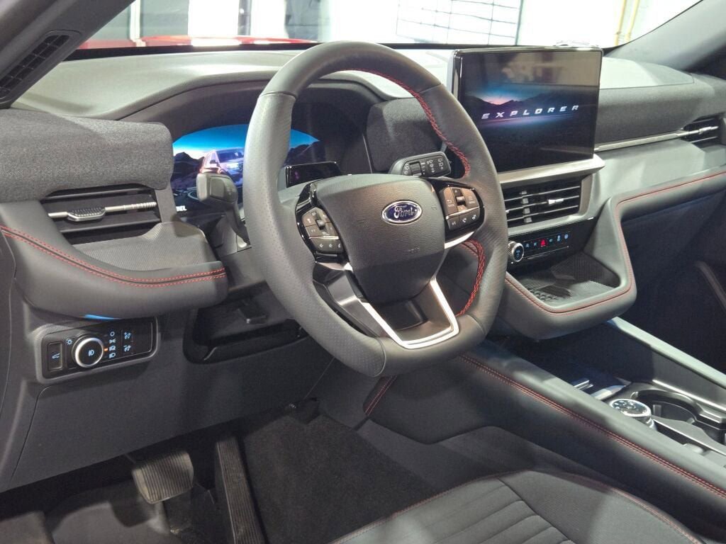 Used 2025 Ford Explorer ST-Line w/ Premium Package image 29