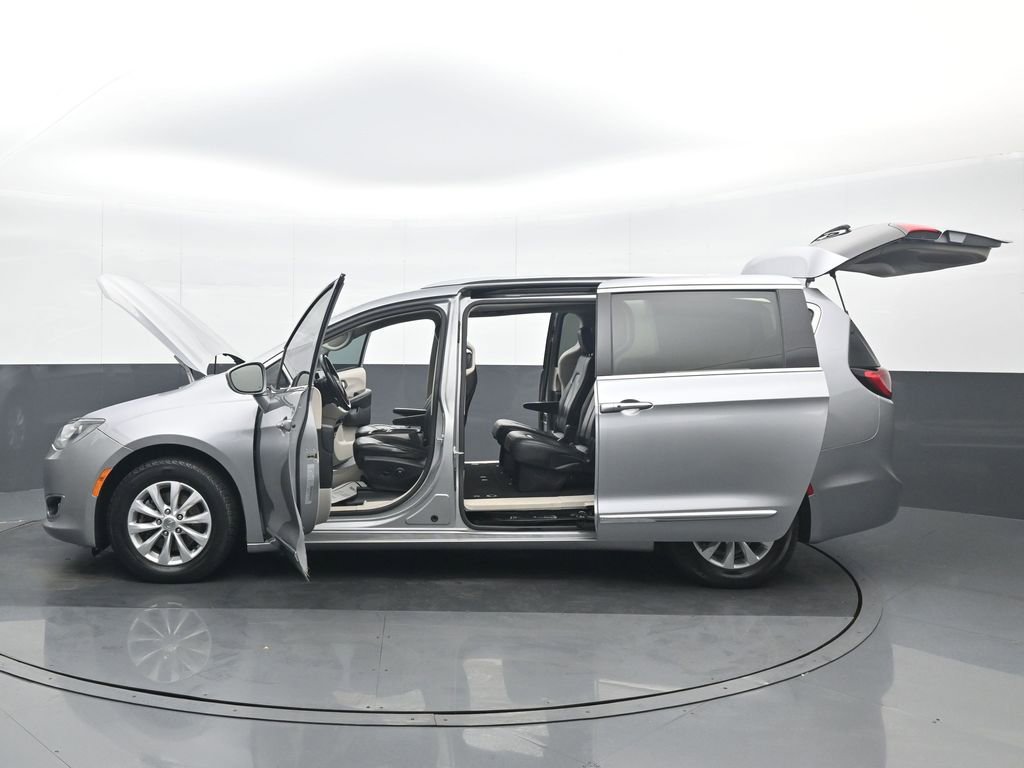 Used 2019 Chrysler Pacifica Touring-L image 38