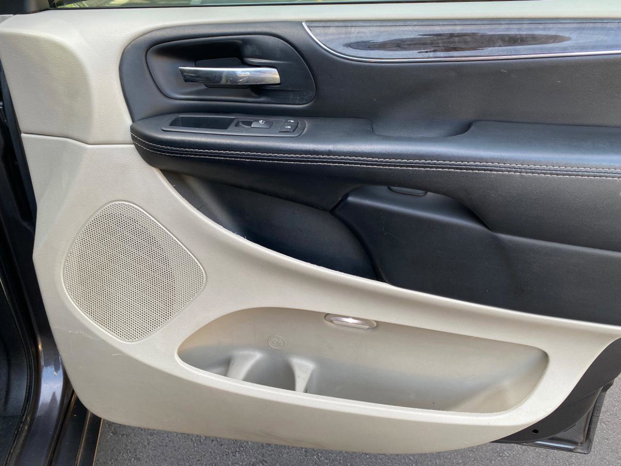 Used 2016 Chrysler Town & Country Touring FWD image 50