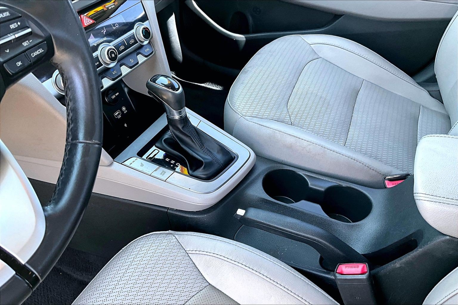 Used 2020 Hyundai Elantra Limited FWD image 13