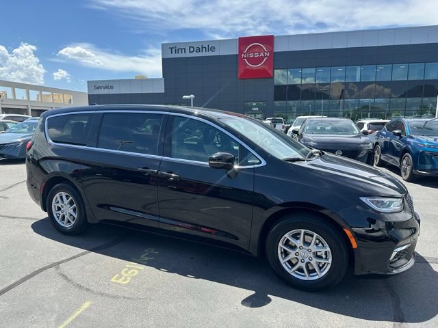 Used 2026 Chrysler Pacifica Select