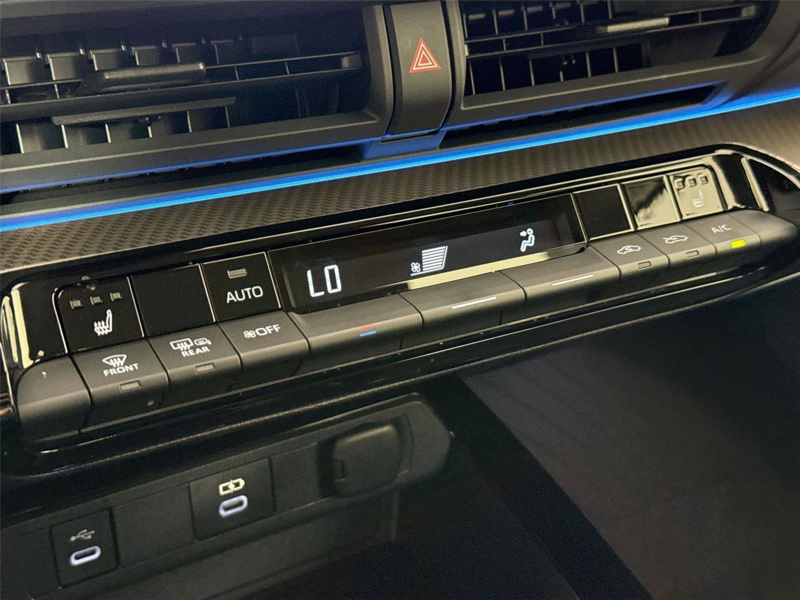Certified 2025 Toyota Prius XLE FWD image 25