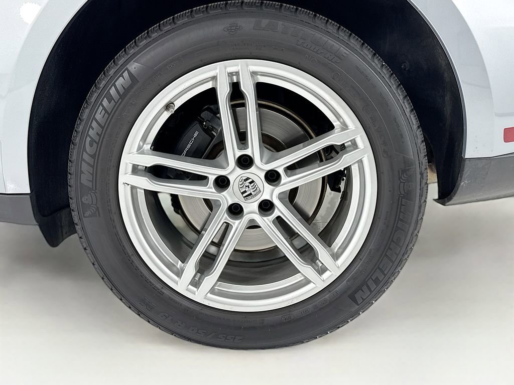 Certified 2025 Porsche Macan image 35