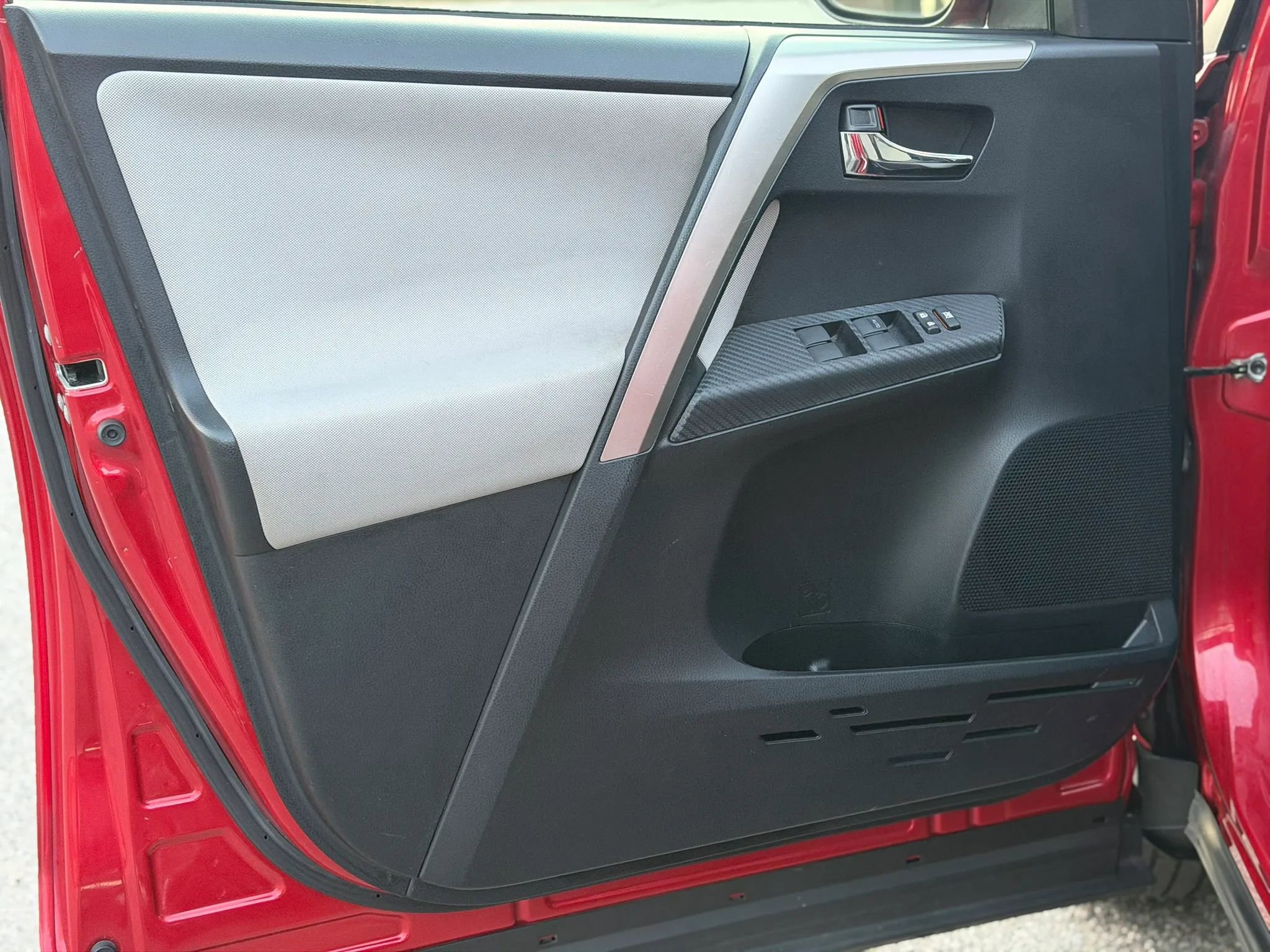 Used 2015 Toyota RAV4 XLE image 36