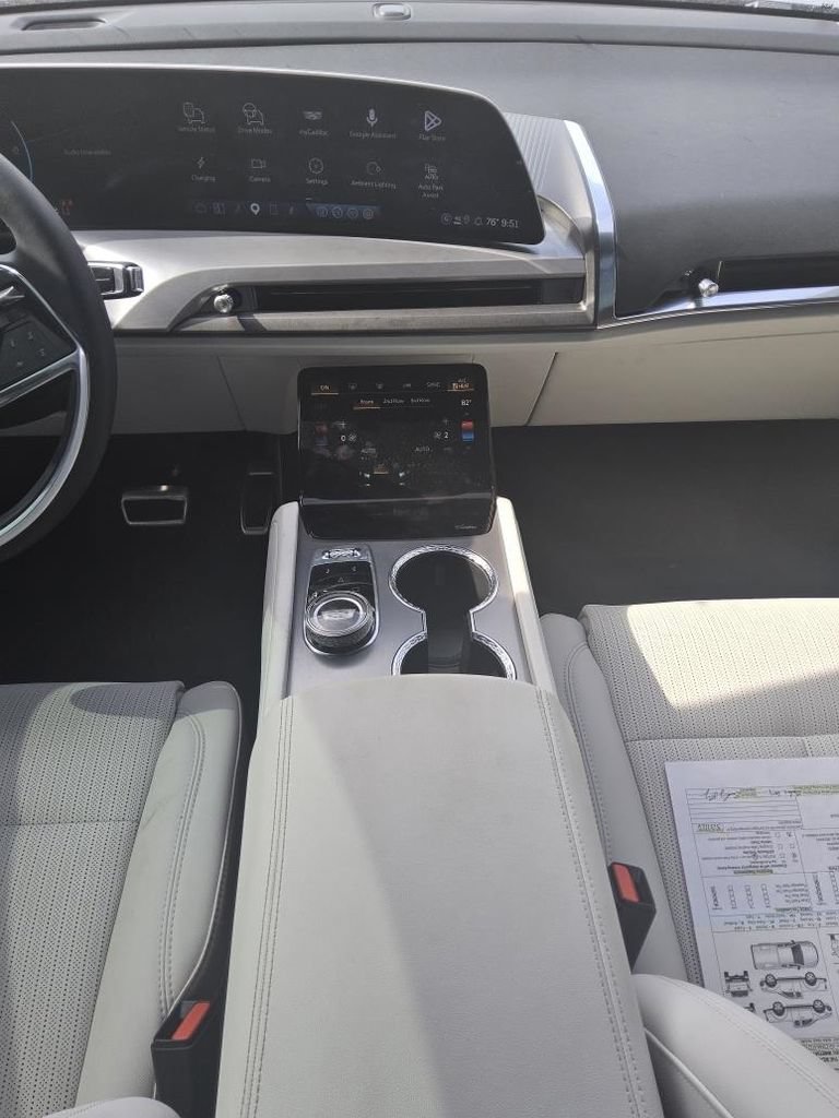 Used 2026 Cadillac Vistiq Sport w/ LPO, Floor Liner Package AWD/4WD image 4