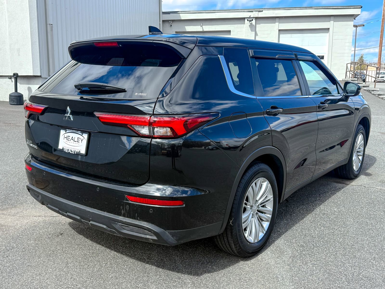 Used 2024 Mitsubishi Outlander ES image 6