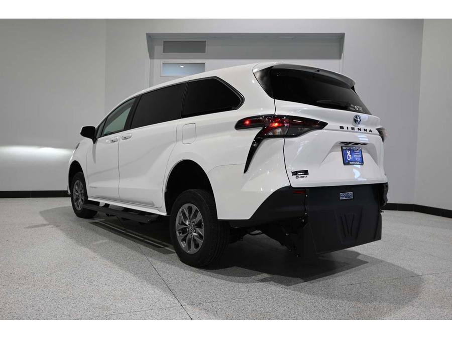 New 2025 Toyota Sienna LE image 8