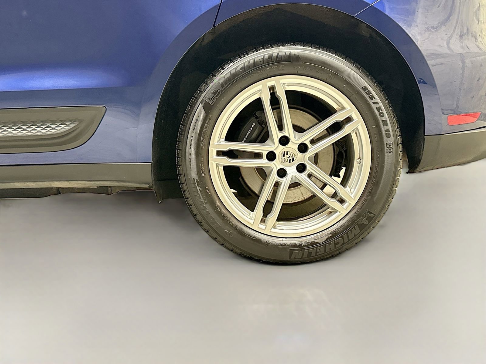 Used 2024 Porsche Macan AWD/4WD image 35