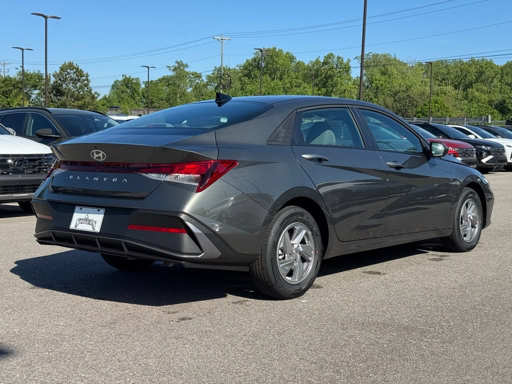 Used 2026 Hyundai Elantra SE FWD image 11