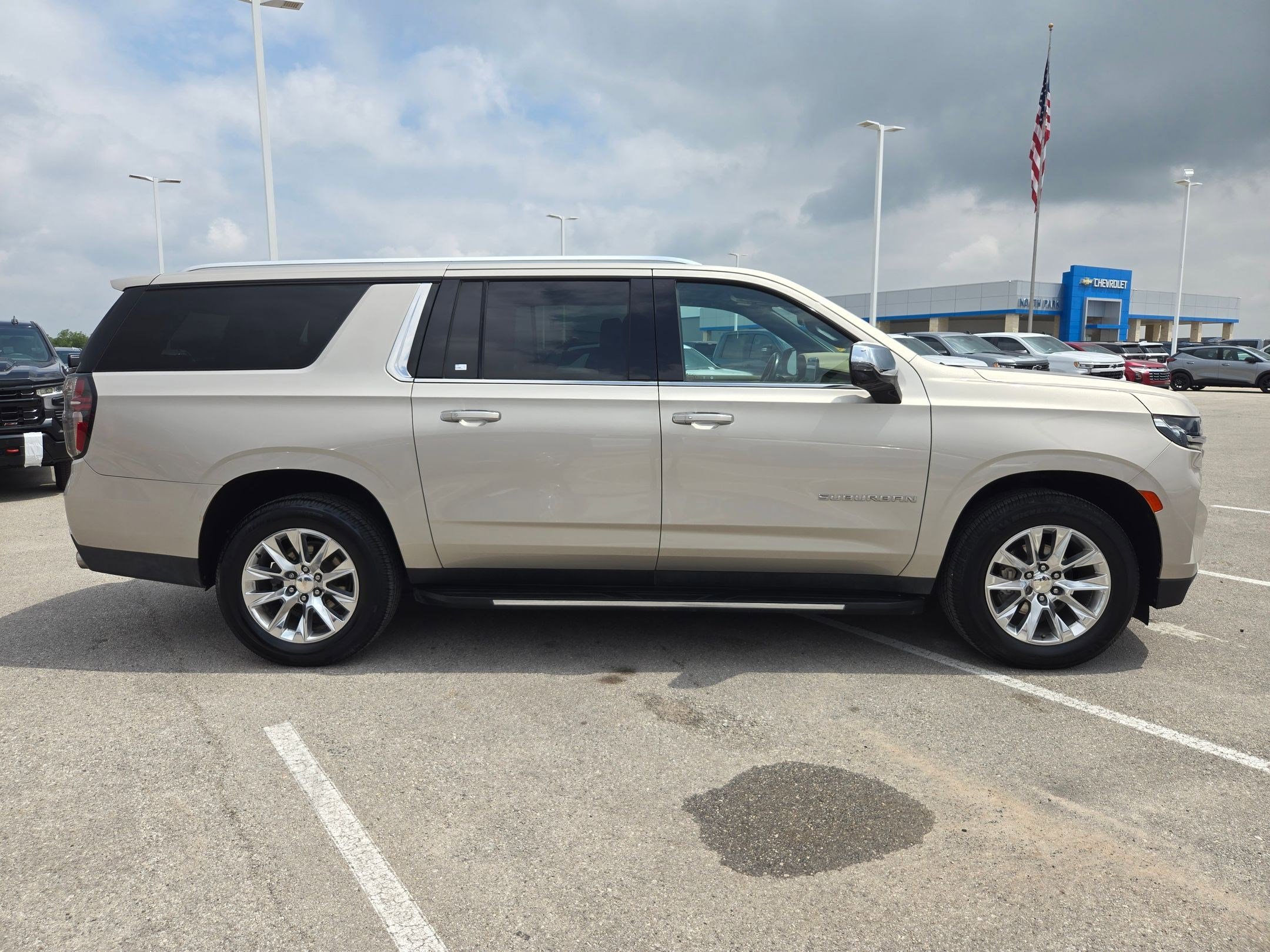 Used 2021 Chevrolet Suburban Premier w/ Premium Package RWD image 2
