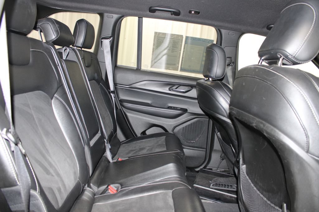 Used 2024 Jeep Grand Cherokee Altitude AWD/4WD image 29