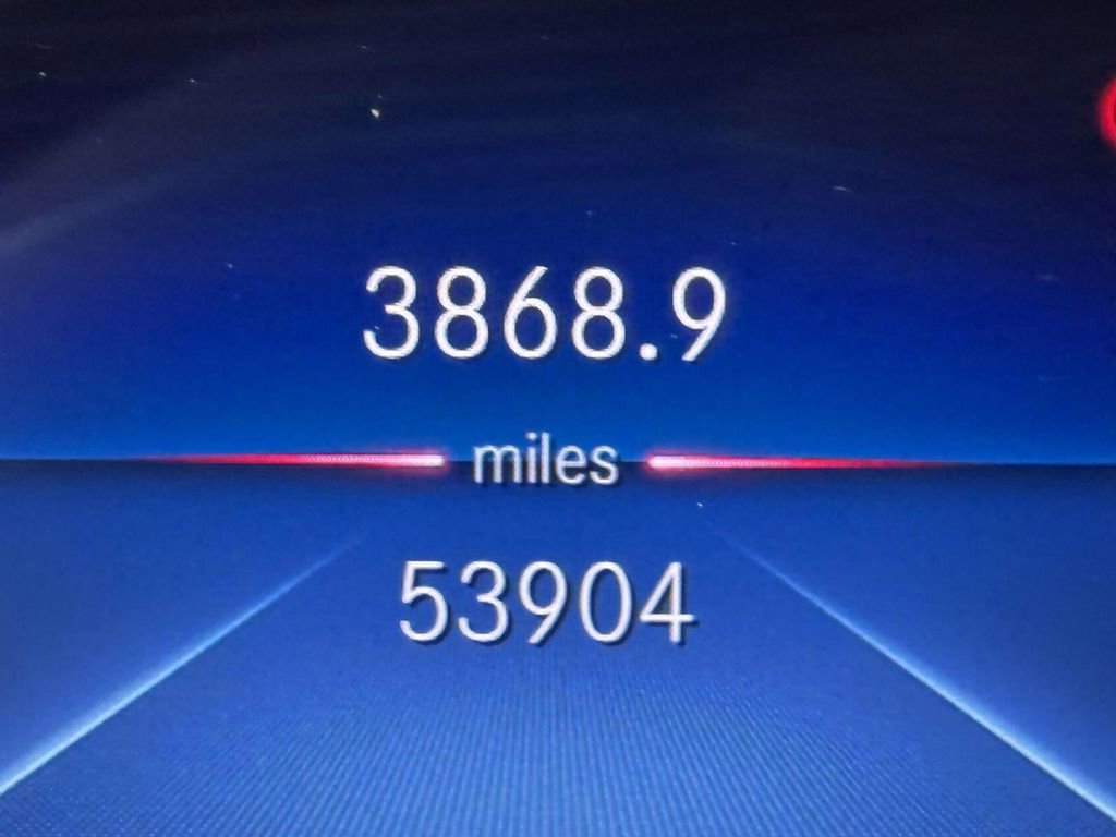 Used 2021 Mercedes-Benz GLB 250 4MATIC image 2