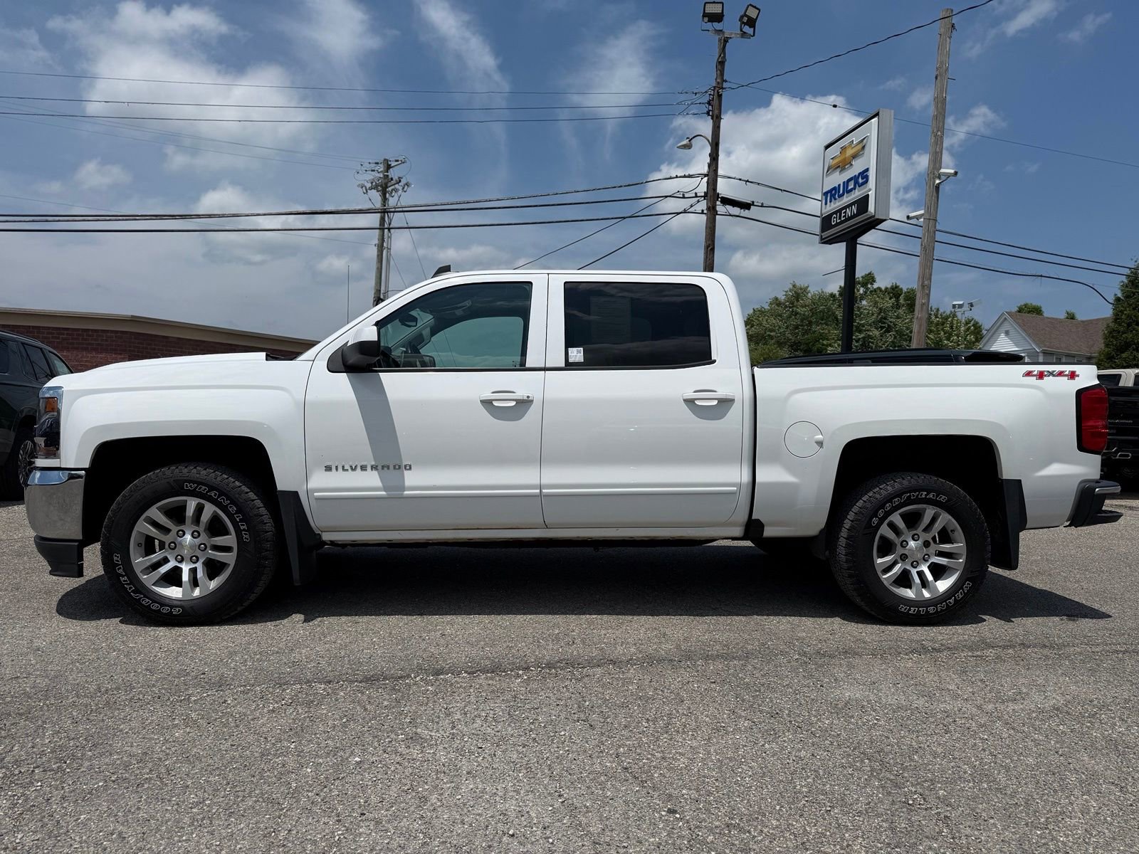 Used 2017 Chevrolet Silverado 1500 LT w/ All Star Edition AWD/4WD image 4