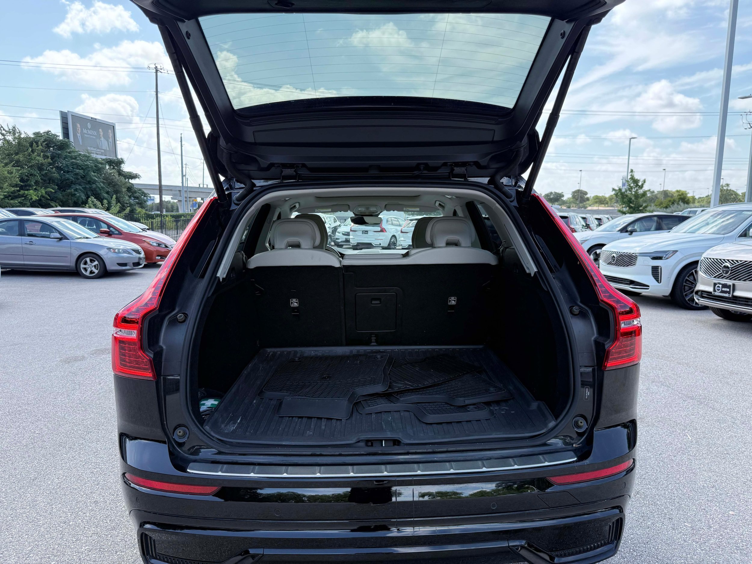 Certified 2024 Volvo XC60 B5 Plus w/ Protection Package Premier AWD/4WD image 21