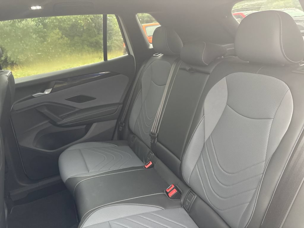 Used 2025 Volkswagen Tiguan SE R-Line AWD/4WD image 9