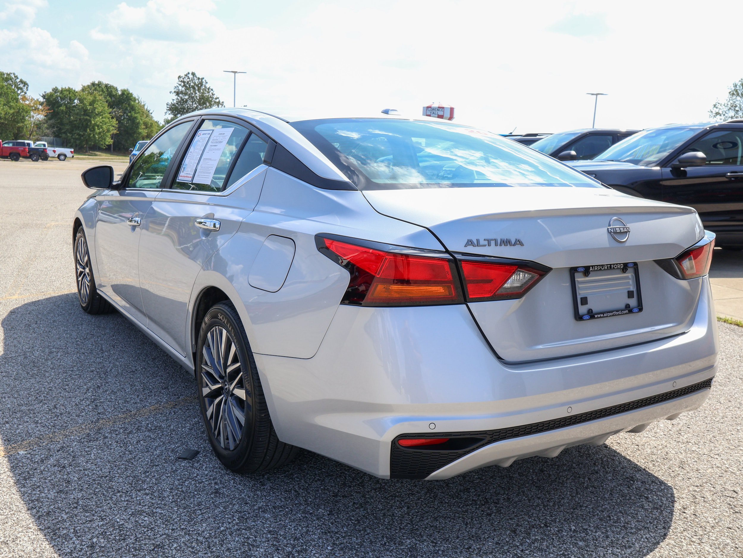 Used 2025 Nissan Altima 2.5 SV FWD image 3